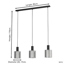 Závesné svietidlo s tromi zdrojmi a valcovými tienidlami, dĺžka 85 centimetrov, výška 110 centimetrov, priemer tienidla 15 centimetrov.