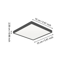 Štvorcové LED panelové svietidlo s rozmermi: dĺžka 15 centimetrov, šírka 15 centimetrov a výška 2,50 centimetrov.