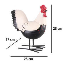 Dekoratívna kovová figúrka kohúta, bielo-čierna s červeným hrebeňom, výška 28 centimetrov, šírka 25 centimetrov, hĺbka 17 centimetrov.