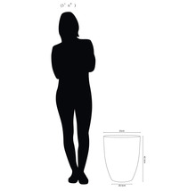 Nákres kvetináča s rozmermi výška 42,5 cm, priemer hore 35 cm, priemer dole 20,5 cm a žena na porovnanie veľkosti