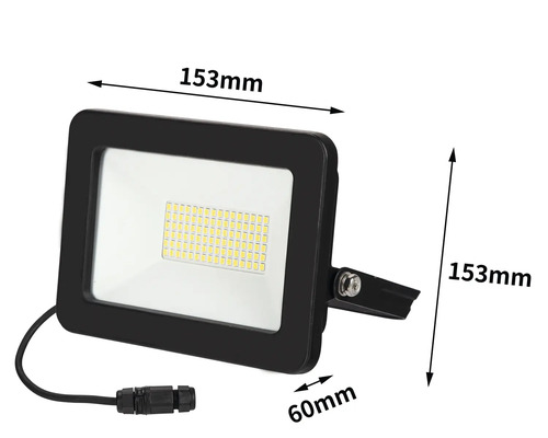 Čierny LED reflektor s rozmermi 153 mm x 153 mm x 60 mm.