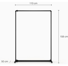 Čierny stojan na odevy s rozmermi 110 cm šírka, 50 cm hĺbka a 158 cm výška.