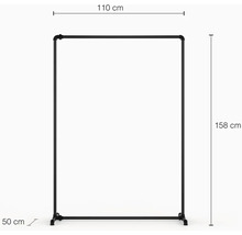 Vešiak na odevy z oceľovej rúrky s rozmermi 110 cm šírka, 158 cm výška a 50 cm hĺbka