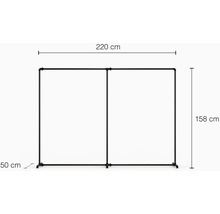 Čierny kovový vešiak na oblečenie s rozmermi 220 cm šírka, 158 cm výška a 50 cm hĺbka.