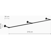Čierna šatníková tyč s rozmermi 216 cm dĺžka, 30 cm hĺbka a 8,5 cm výška.
