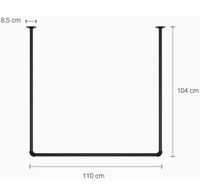 Čierna kovová šatníková tyč s rozmermi 110 cm šírka, 104 cm výška a 8,5 cm vzdialenosť od stropu